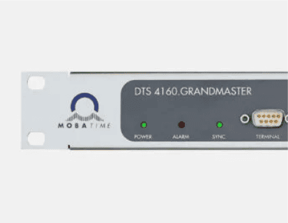 Vista frontal de un Reloj PTP Grandmaster DTS 4160 en blanco