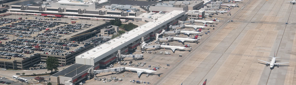 Vista aérea de un aeropuerto, que ilustra el papel de la sincronización horaria en un aeropuerto.