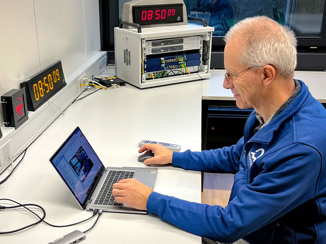 Un miembro del equipo de soporte de Mobatime en su portátil, actualmente dando soporte a clientes de forma remota