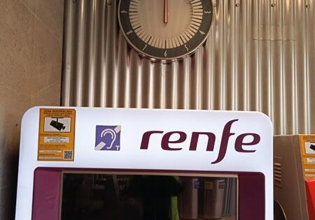 RENFE clock in front of a ticketing automate