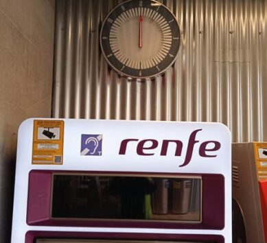 RENFE clock in front of a ticketing automate