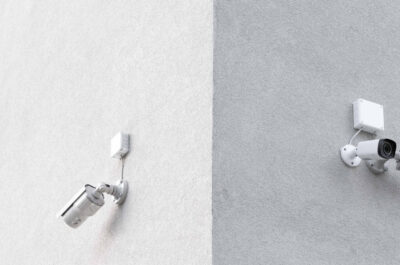 Representación de los sistemas de tiempo en red de MOBATIME para operaciones de CCTV, que garantizan una sincronización precisa de la vigilancia