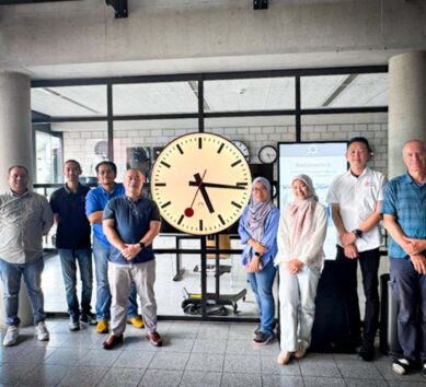 Délégation de Sarawak Metro, DOM EEB JV, et équipes de MOBATIME pendant le FAT réussi du système d'horloge mère pour KUTS Malaysia en Suisse.
