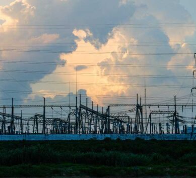 Subestación eléctrica con cielo nublado