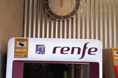 Horloge RENFE devant un automate de billetterie