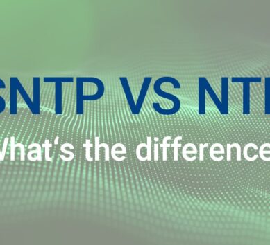 Comparación gráfica entre los protocolos SNTP y NTP que muestra las diferencias clave y los casos de uso en la temporización de redes.