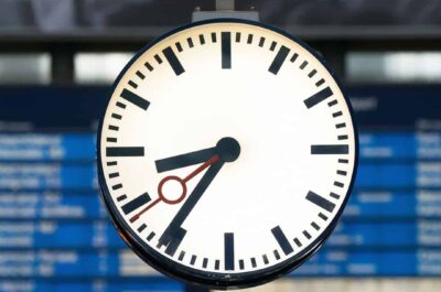 Vue de face d'une horloge lumineuse de la Deutsche Bahn