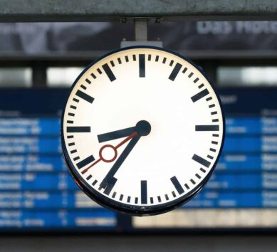 Vista frontal de un reloj iluminado de Deutsche Bahn