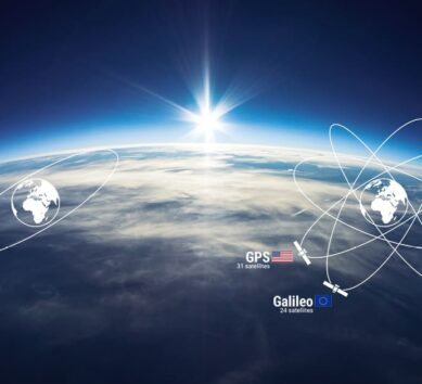 Vue de la terre depuis l'espace avec le lever du soleil en arrière-plan, montrant les systèmes mondiaux de navigation par satellite