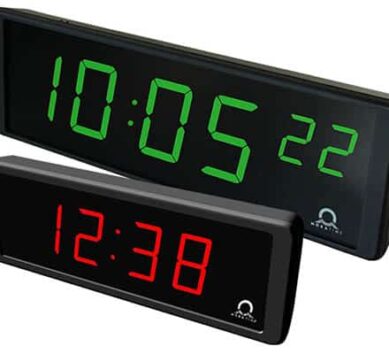 Horloge digitale d'intérieur ECO DC vue de côté avec 2 horloges 57mm et 100mm de hauteur de caractères