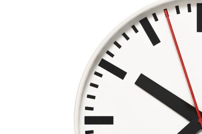 Image détaillée d'une horloge montrant une seconde intercalaire, qui fait partie de la technologie de synchronisation du temps de MOBATIME.