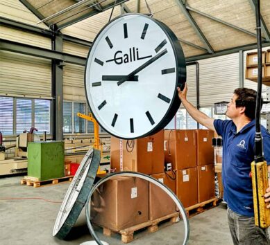 Showcase of synchronized timekeeping systems at Galli Uhren Bijouterie